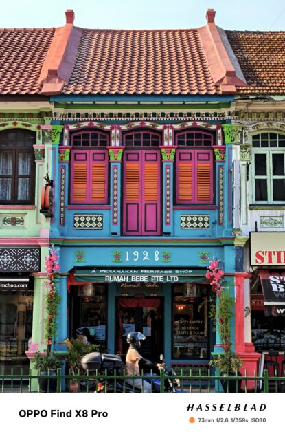 It's fascinating to explore Singapore's glimpse of the past, from architecture, colourful streets, food, arts and crafts. Walking through the streets as if we are taken back to the past. With thoughts of how is life back in the day or how simple life is then. As the city evolves to being trendy, it still maintains its unique beauty and charm that blends perfectly to the present.