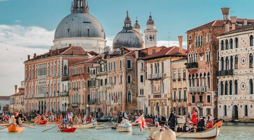 (Venice Carnival Boat Festival, shot on OPPO Reno 13 Pro 5G）
